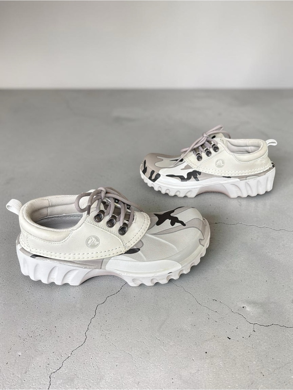 Crocs Axle Lace Up Clogs Gray White Camo Mens 8 Womens 10 Excellent Condition